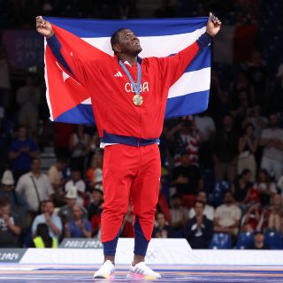Luchador cubano hace historia tras ganar su quinto oro olímpico consecutivo