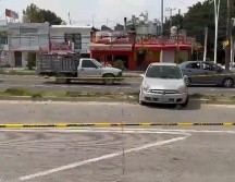 En el lugar, una joven conductora de un vehículo tipo Chevy terminó sobre el camellón que separa las laterales de los carriles centrales de Mariano Otero, aparentemente por tratar de evitar chocar contra el motociclista. ESPECIAL