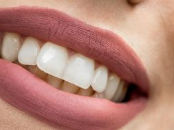 Usar pastas dentales no industriales son una excelente opción para las personas que sufren de padecimientos bucales, como la gingivitis. UNSPLASH/ Tony Litvyak