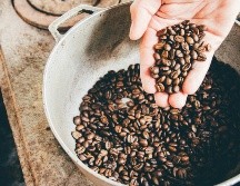 El tipo de café que los especialistas recomiendan no consumir es uno de los más económicos y eso se debe a que son granos que por lo general se descartan. UNSPLASH/ Milo Miloezger