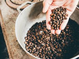 El tipo de café que los especialistas recomiendan no consumir es uno de los más económicos y eso se debe a que son granos que por lo general se descartan. UNSPLASH/ Milo Miloezger