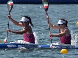 Karina Alanís y Beatriz Briones también participaron en la prueba de kayak doble. AFP/B. Guay
