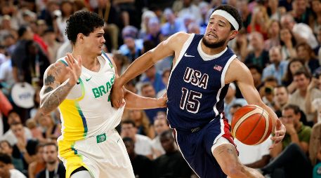 Devin Booker (der.) fue el mejor anotador de Estados Unidos al sumar 18 puntos. EFE/C. Breheman