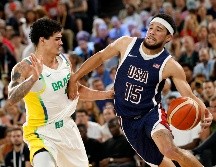 Devin Booker (der.) fue el mejor anotador de Estados Unidos al sumar 18 puntos. EFE/C. Breheman