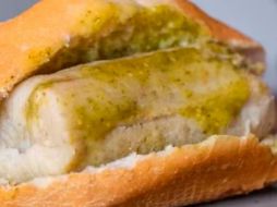 El contraste entre la textura suave del tamal y la crujiente del bolillo, junto con la posibilidad de agregar salsas y otros ingredientes, hace que la guajolota sea deliciosa y adaptable a diferentes gustos. X/@ElOasisTruck