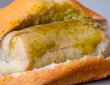 El contraste entre la textura suave del tamal y la crujiente del bolillo, junto con la posibilidad de agregar salsas y otros ingredientes, hace que la guajolota sea deliciosa y adaptable a diferentes gustos. X/@ElOasisTruck