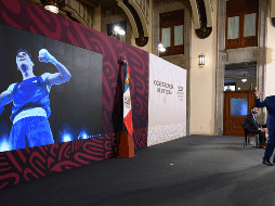 López Obrador expresó su felicidad por el logro del boxeador mexicano. EFE / Presidencia de México