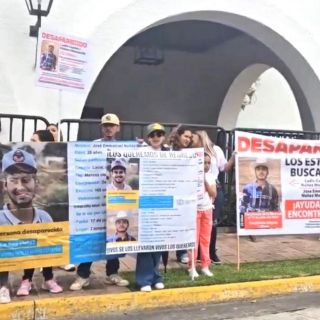 Manifestantes exigen localizar a personas desaparecidas frente a Casa Jalisco