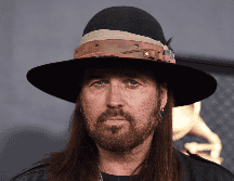 Cyrus estuvo casado dos veces antes, incluyendo su relación con Tish Cyrus, con quien tuvo cinco hijos, entre los que destaca la cantante y actriz Miley Cyrus. AP/J. Strauss.