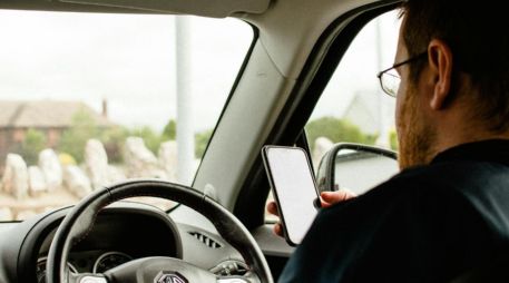 Es importante destacar que la licencia digital no reemplaza el trámite presencial de la licencia física, la cual todavía debe gestionarse en los módulos correspondientes de la Setran. ESPECIAL / Pexels / @Lisa Fotios