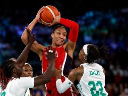 A’ja Wilson (centro) se mantiene como la gran figura del equipo femenil estadounidense de basquetbol. Ayer ante Nigeria aportó 20 puntos y bajó 11 rebotes. EFE/C. Breheman
