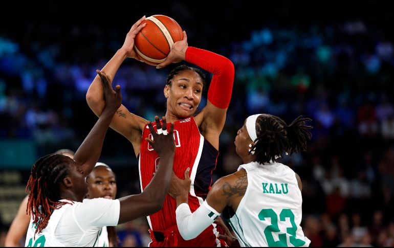 A’ja Wilson (centro) se mantiene como la gran figura del equipo femenil estadounidense de basquetbol. Ayer ante Nigeria aportó 20 puntos y bajó 11 rebotes. EFE/C. Breheman