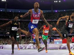 Quincy Hall logró rebasar a tres rivales en los últimos 100 metros de la competencia. AP/D. Phillip