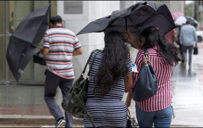 Las lluvias fuertes a muy fuertes podrían ocasionar encharcamientos, inundaciones y deslaves, así como incremento en los niveles de ríos y arroyos. AP / ARCHIVO