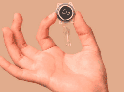 El implante registra la actividad neuronal y envía señales a un dispositivo externo a través de bluetooth. ESPECIAL / NEURALINK