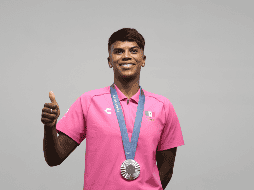 Prisca Awiti durante conferencia de prensa en Ciudad de México posa junto a su medalla. XINHUA/F. CANEDO