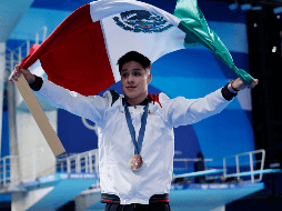 Osmar Olvera alza la bandera de México luego de ser premiado con medalla de bronce el 8 de agosto del 2024. EFE/T. AKMEN