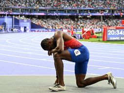 La estrella estadounidense, Noah Lyles, acabó recibiendo asistencia médica. AFP