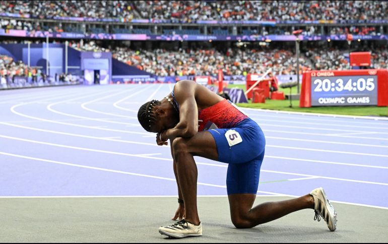 La estrella estadounidense, Noah Lyles, acabó recibiendo asistencia médica. AFP