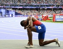 La estrella estadounidense, Noah Lyles, acabó recibiendo asistencia médica. AFP