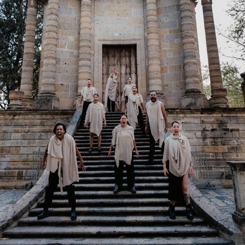Las coreografías están basadas e inspiradas en la historia real de los personajes que fueron sepultados en el panteón.  ESPECIAL / Facebook / @AJNA Danza Contemporánea 