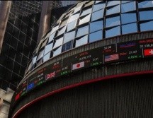 En la sesión, el peso se apreció un 2 % frente al dólar, al cotizar en 18.97 unidades por billete verde, tras valuarse en los 19.16 en la sesión previa, según datos del Banco de México. NTX / ARCHIVO