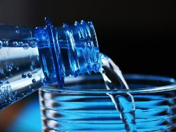 El perjuicio que beber agua en exceso puede ocasionar se denomina hiponatremia. Pixabay.