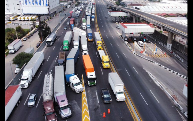 Filas kilométricas de traileros quedaron varados por más de 50 horas sobre la autopista México-Puebla en la caseta de cobro San Marcos en el Estado de México, derivado del bloqueo de pobladores de Santa Rita Tlahuapan para exigir el pago de sus tierras. SUN /J. Williams / EELG
