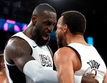 LeBron James tuvo un triple-doble ante Serbia y Steph Curry explotó anotando 36 puntos, 27 de ellos producto de nueve triples. EFE/Y. Valat