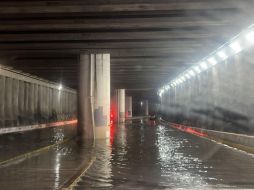 En el paso a desnivel de Ciudad Judicial también hubo inundaciones con 30 centímetros de altura del agua. ESPECIAL
