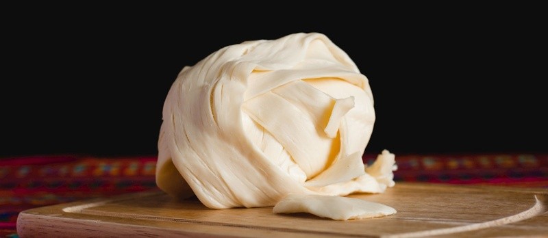 Los quesos semiblandos como el Oaxaca suelen tener un sabor más suave que los quesos duros. ESPECIAL / TasteAtlas