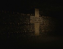 En las paredes se encuentran placas grabadas que indican el cementerio de origen y la fecha de traslado de los restos. Unsplash