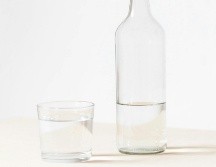 Colocar un vaso de cristal con vinagre en nuestra recámara tiene un beneficio poco conocido por la multitud, pero más útil de lo que se cree. UNSPLASH/ Laura Mitulla