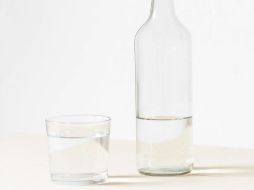 Colocar un vaso de cristal con vinagre en nuestra recámara tiene un beneficio poco conocido por la multitud, pero más útil de lo que se cree. UNSPLASH/ Laura Mitulla