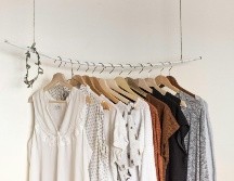 Las manchas de moho y hongos en la ropa causadas por la humedad no sólo dan un mal aspecto a tus prendas, sino que también pueden provocar alergias. UNSPLASH/ Priscila du Prezz