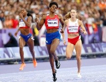 A pesar de correr en una pista mojada, nada ni nadie pudo detener la zancada huracanada de Paulino. EFE/F. Robichon