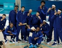 Por segunda edición consecutiva de los Juegos, los franceses tuvieron que ver a los estadounidenses ondear sus banderas tras el partido por el campeonato. EFE/ J. Martin