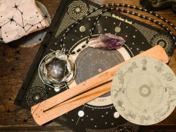 Tómate un momento para considerar cómo puedes mejorar tu bienestar general y alcanzar tus objetivos personales. CANVA