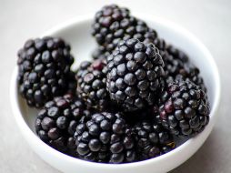 Las zarzamoras juegan un papel clave en el fomento de la producción de colágeno gracias a su alto contenido de vitamina C. ESPECIAL / Foto de Yulia Khlebnikova en Unsplash