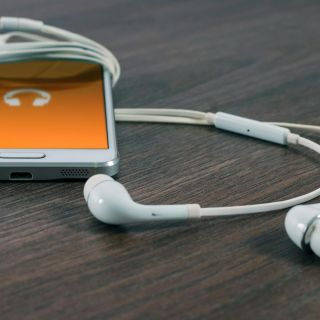 La razón por la que NO es bueno escuchar música antes de dormir