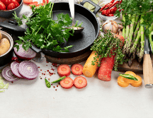 Optar por una dieta equilibrada y rica en alimentos frescos y no procesados puede ayudar a mantener una buena salud a largo plazo. CANVA