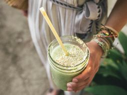 Vegetales de hojas verdes y frutas de temporada forman esta popular bebida. UNSPLASH/Roberto Nickson