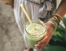 Vegetales de hojas verdes y frutas de temporada forman esta popular bebida. UNSPLASH/Roberto Nickson