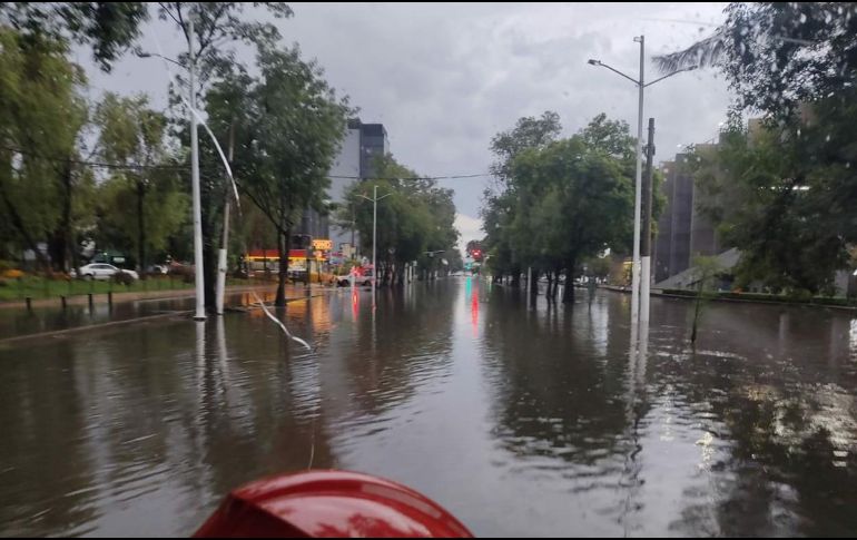 Inundación a la altura de Plaza del Sol. EL INFORMADOR/ARCHIVO