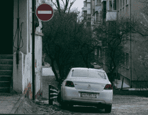 Es fundamental entender que las banquetas y calles son vías públicas y, por tanto, accesibles para todos. Unsplash