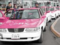 El pasajero subió sus maletas y una mochila a la cajuela de la unidad y al llegar al destino, bajó sus pertenencias y olvidó en el asiento trasero una mochila color negro. SUN/ARCHIVO.