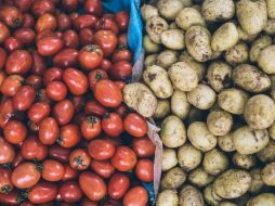 Algunos alimentos es mejor conservarlos frescos que en refrigeración. ESPECIAL/Foto de Linh Pham en Unsplash