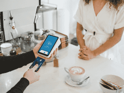 Los contratos para el uso de terminales de punto de venta estipulan que los costos asociados a este servicio no deben trasladarse al precio de los bienes o servicios ofrecidos. UNSPLASH/Clay Banks