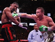 Con un impresionante récord de 61 victorias, 39 de ellas por nocaut, y solo 2 derrotas y 2 empates, Álvarez ha consolidado su lugar como uno de los mejores boxeadores mexicanos de todos los tiempos. IMAGO7