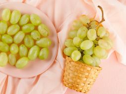 La uva es apreciada por sus beneficios para la salud, ya que es una fuente de energía, tiene un gran contenido de vitaminas, especialmente del grupo B. Freepik / @8photo
